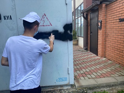 В Белореченске полицейские вместе с активистами при Отделе, волонтёрами ликвидировали рекламу наркотиков на фасадах зданий и придомовых территориях