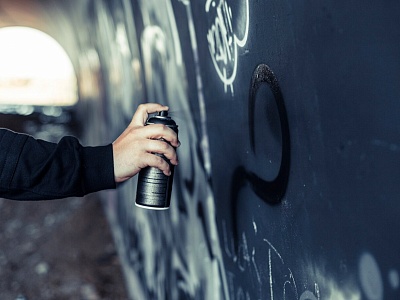 Белореченские полицейские вместе с волонтёрами продолжают ликвидировать наркотическую рекламу