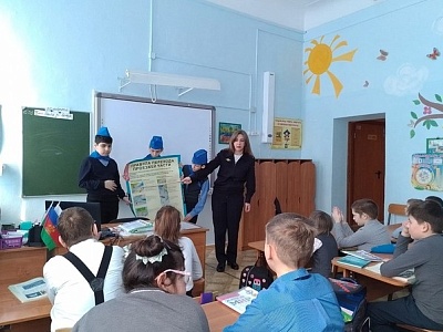 В Белореченске сотрудники Госавтоинспекции совместно с ЮИД проводят уроки безопасности в коррекционных школах