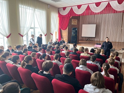 «Не меняй глупость на будущее» - под таким названием приглашенные провели семинар с учащимися общеобразовательной школы