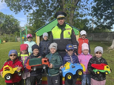 Сотрудники Госавтоинспекции проводят уроки безопасности в детских садах