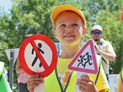 В рамках профилактической акции "Внимание-дети!", сотрудниками Госавтоинспекции совместно с педагогами в преддверии летних школьных каникул традиционно проводится цикл мероприятий «Правила дорожного движения в каждый класс»