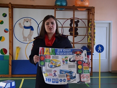 На территории Белореченского района в рамках ежегодного фестиваля «Жизнь в безопасности» сотрудники полиции совместно с педагогами дошкольных учреждений проводят цикл профилактических бесед с дошкольниками