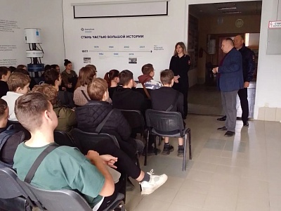 Сотрудники Госавтоинспекции проводят для студентов уроки профориентации