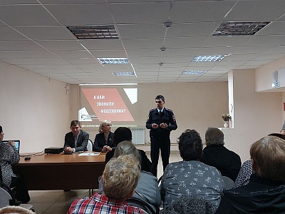 В Белореченском районе полицейские и активисты в формате «круглого стола» обсудили с общественностью вопросы профилактики мошенничеств в отношении горожан 