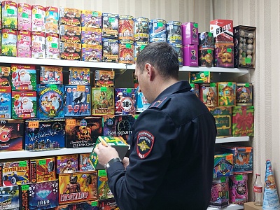 Белореченские полицейские совместно с представителями Управления торговли и защиты прав потребителей МО Белореченский район предупреждают продавцов пиротехники об ответственности за нарушение установленных правил торговли