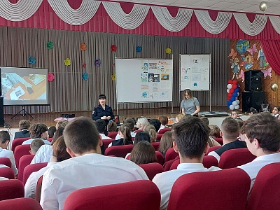В Белореченске полицейские реализуют правовую акцию #МирИнтернета для школьников