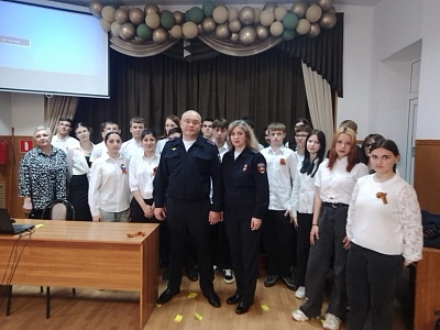 В Белореченске сотрудники Госавтоинспекции провели со студентами Краснодарского кооперативного техникума встречу в формате краш-курса